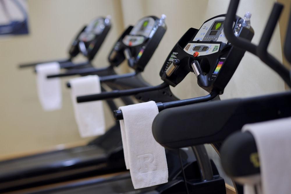 Renaissance Sharm El Sheikh Golden View Beach Resort Ngoại thất bức ảnh A row of treadmills