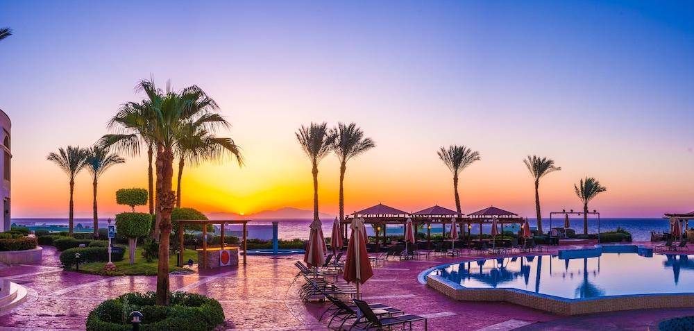 Renaissance Sharm El Sheikh Golden View Beach Resort Ngoại thất bức ảnh Sunset at the Hilton Sharm El Sheikh