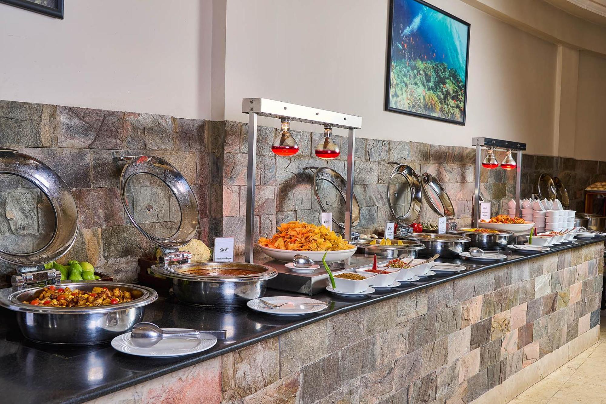 Renaissance Sharm El Sheikh Golden View Beach Resort Ngoại thất bức ảnh A buffet at a hotel