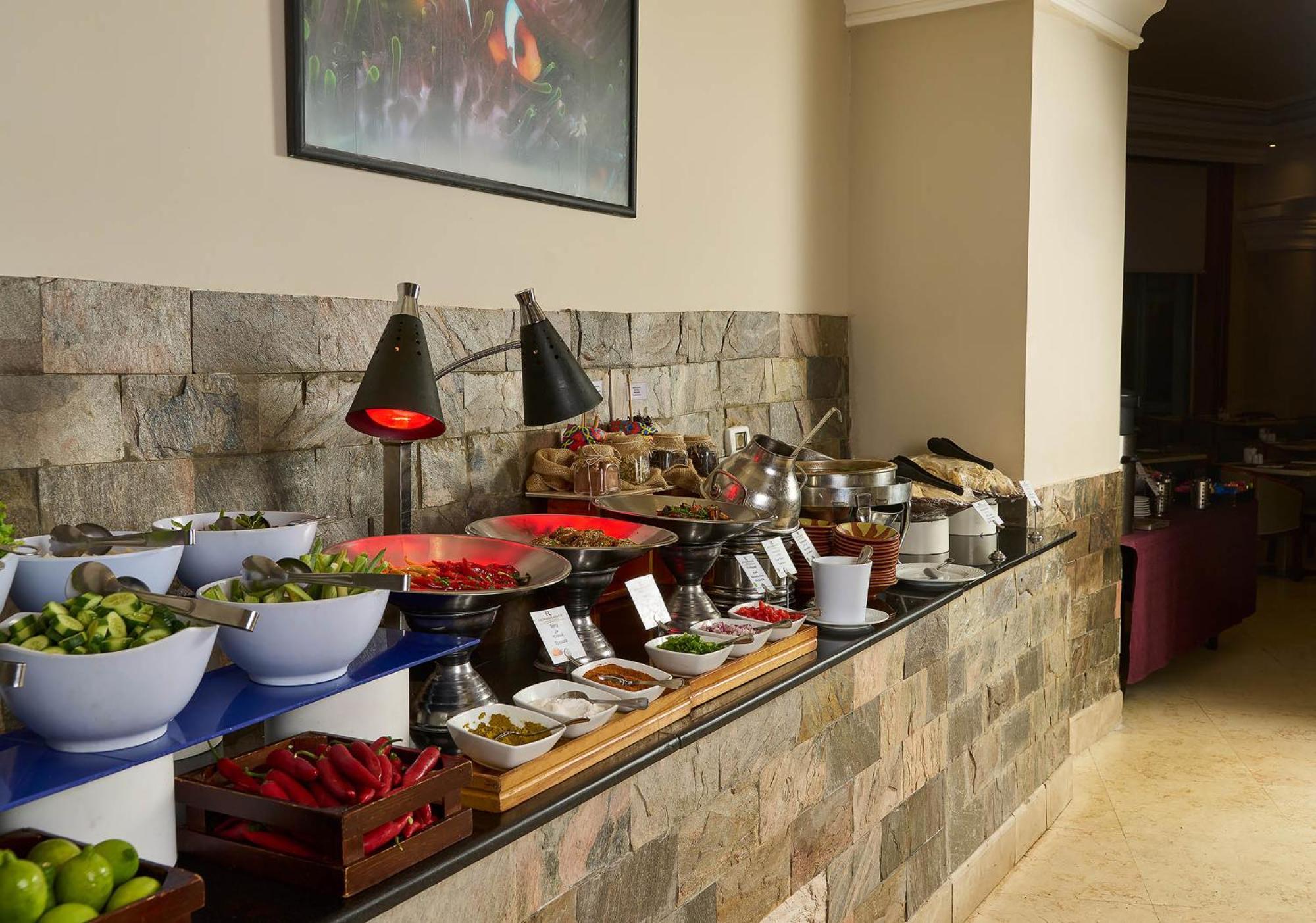 Renaissance Sharm El Sheikh Golden View Beach Resort Ngoại thất bức ảnh A buffet at a hotel